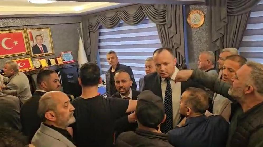 Devir teslim töreninde kavga çıktı Milletvekiline çiçek fırlatıp küfetti