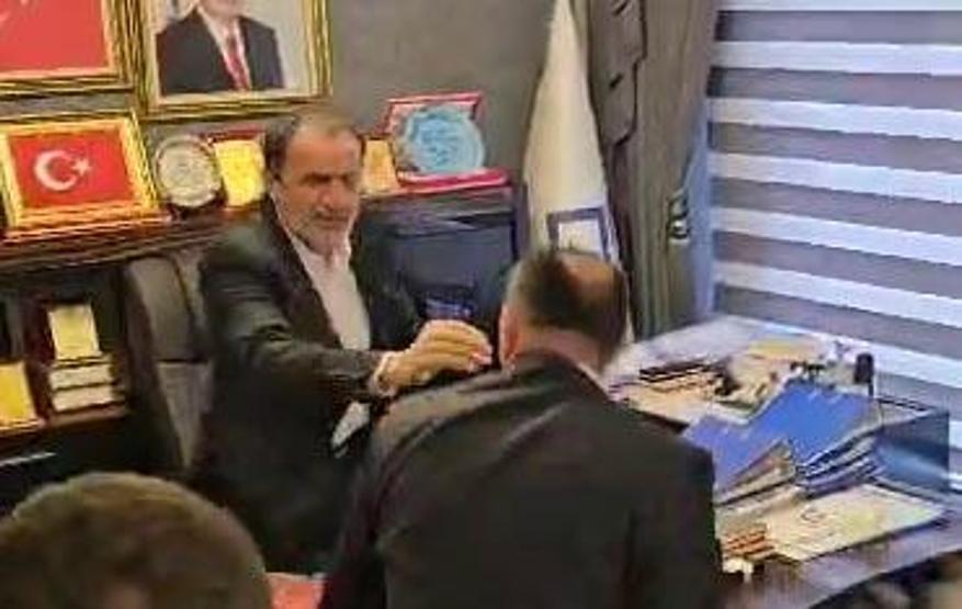 Devir teslim töreninde kavga çıktı Milletvekiline çiçek fırlatıp küfetti
