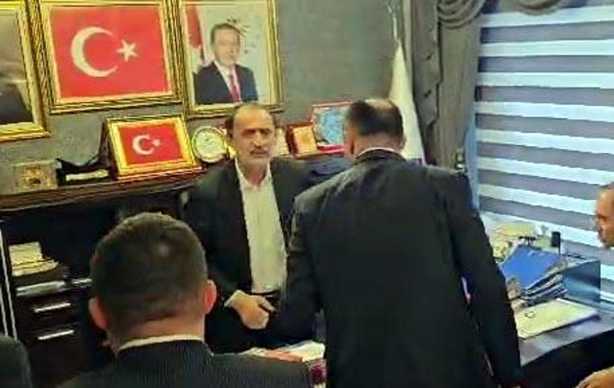 Devir teslim töreninde kavga çıktı Milletvekiline çiçek fırlatıp küfetti