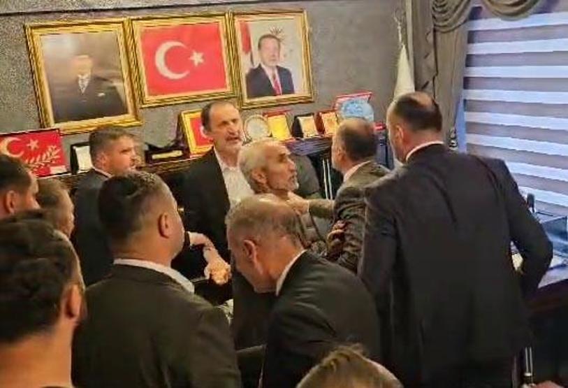 Devir teslim töreninde kavga çıktı Milletvekiline çiçek fırlatıp küfetti