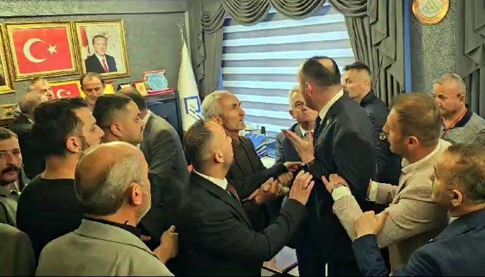 Devir teslim töreninde kavga çıktı Milletvekiline çiçek fırlatıp küfetti