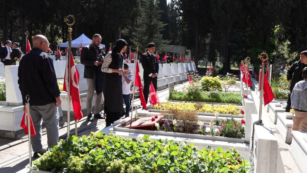 Arefe günü şehitliklerde hüzün