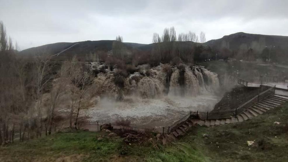 Muradiye Şelalesi ilkbaharda coştu