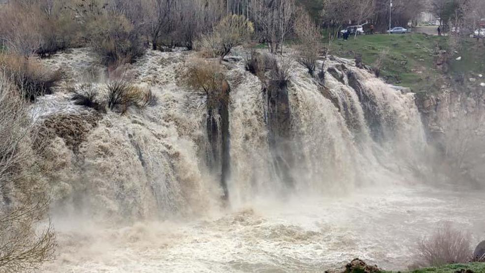 Muradiye Şelalesi ilkbaharda coştu