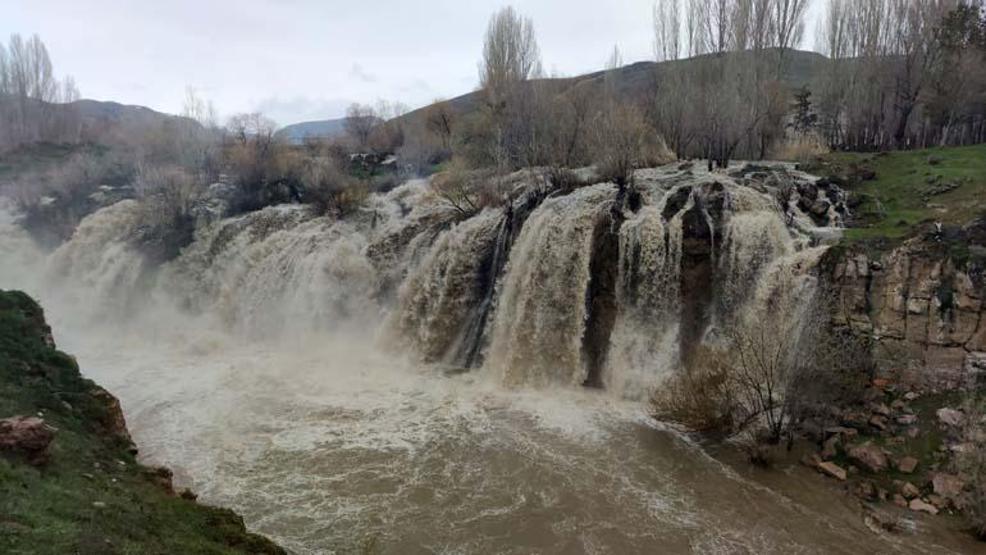 Muradiye Şelalesi ilkbaharda coştu
