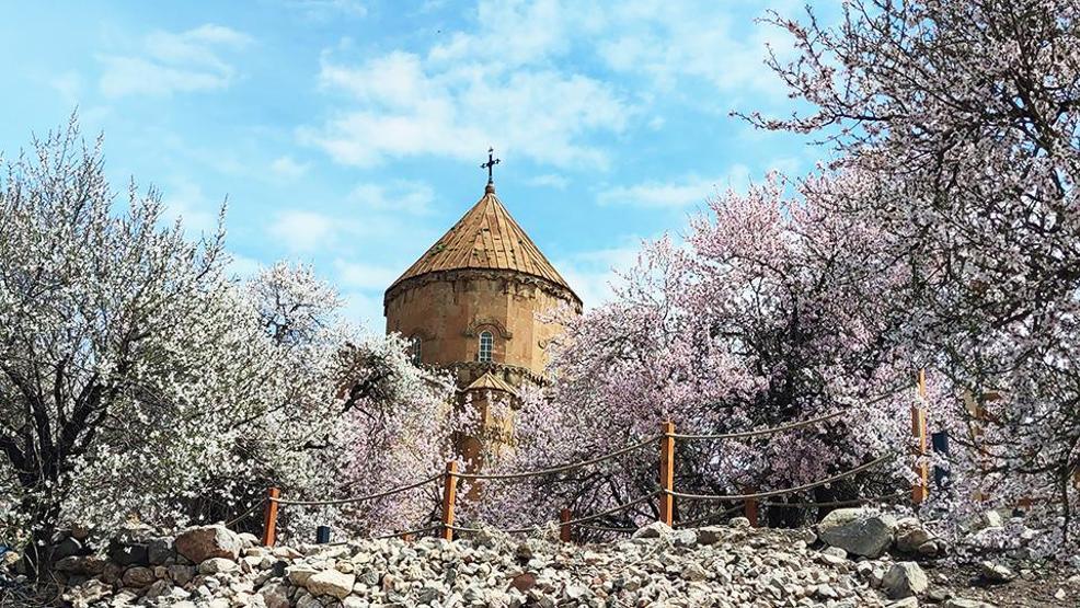 Her yıl binlerce turisti ağırlıyor: Renk cümbüşüne büründü