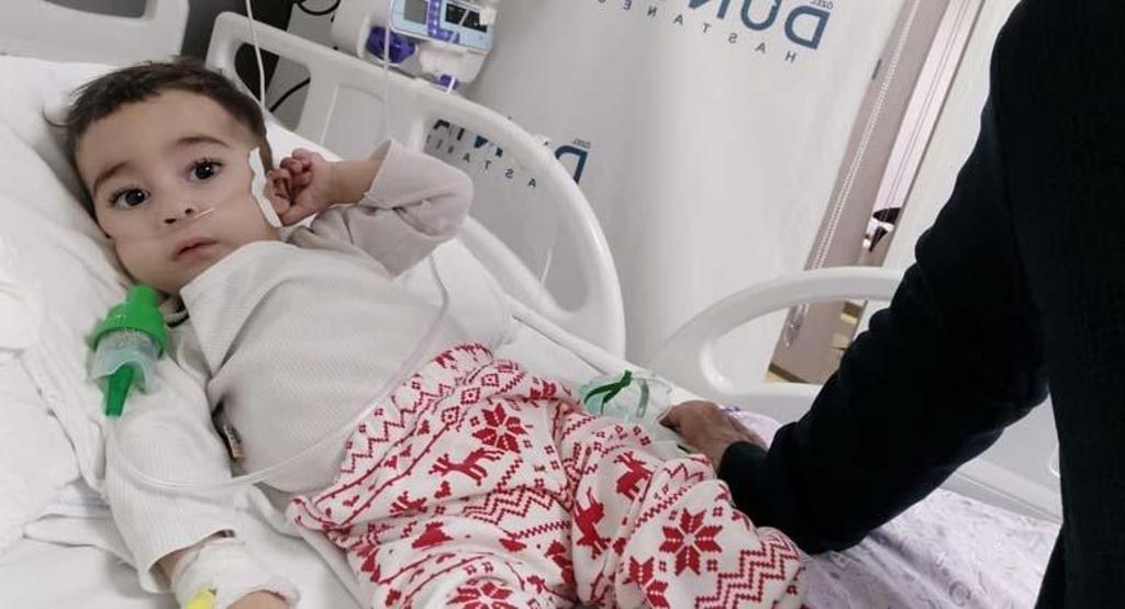 SMAlı Muhammed bayramı yoğun bakımda, ailesi yardım standında geçiriyor