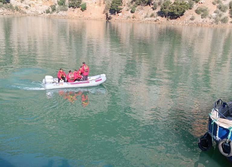 Kayıp balıkçı baraj gölünde su altı robotuyla aranıyor