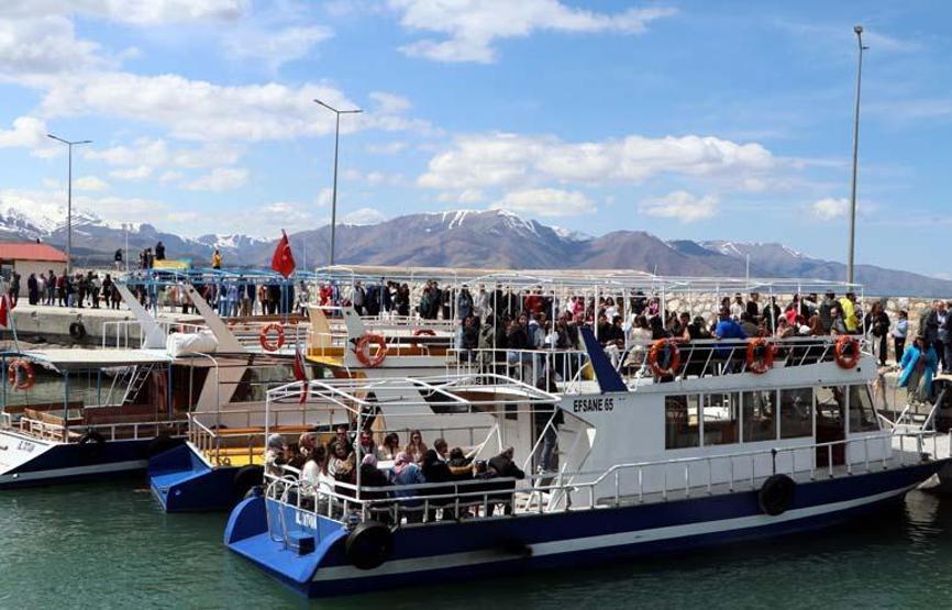 Çiçeklerin açtığı Akdamar Adasında bayram tatili yoğunluğu
