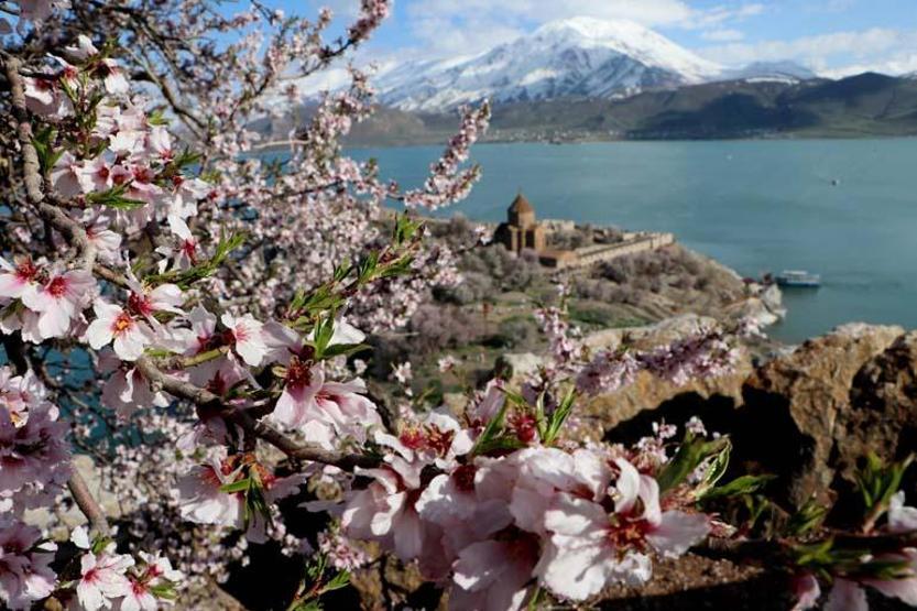 Çiçeklerin açtığı Akdamar Adasında bayram tatili yoğunluğu
