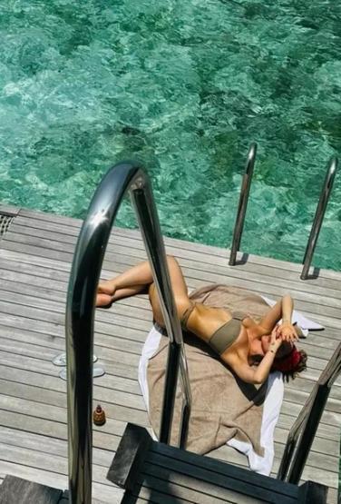 Hadise deniz sezonunu açtı Güneşlendiği anları paylaştı, beğeni butonu çöktü