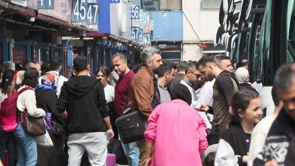 Bayrampaşadaki 15 Temmuz Demokrasi Otogarında bayram dönüşü hareketliliği