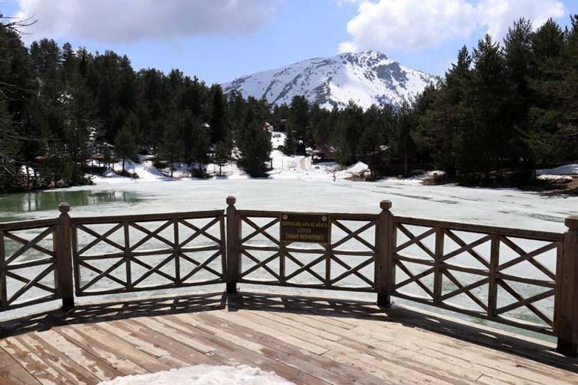 Limni Gölünde yılın son kar manzarası mest etti