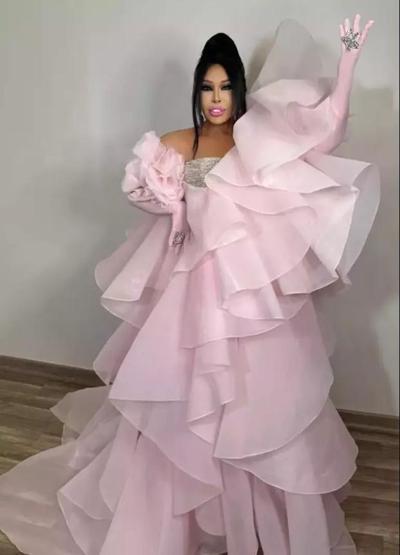 Bülent Ersoy pembe sahne kostümüyle dikkat topladı