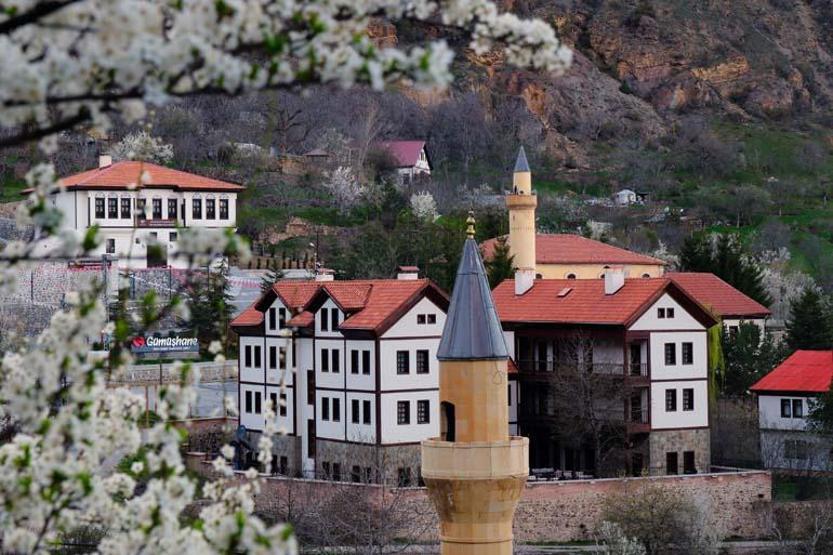 Tarihi mahallede bahar manzarası Gören hayran kalıyor