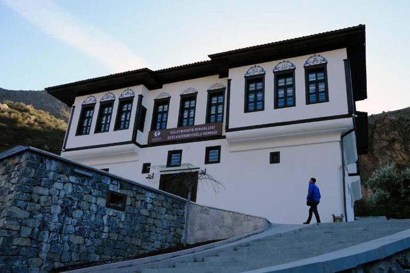 Tarihi mahallede bahar manzarası Gören hayran kalıyor