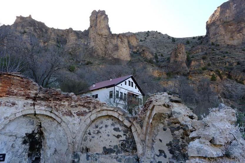 Tarihi mahallede bahar manzarası Gören hayran kalıyor