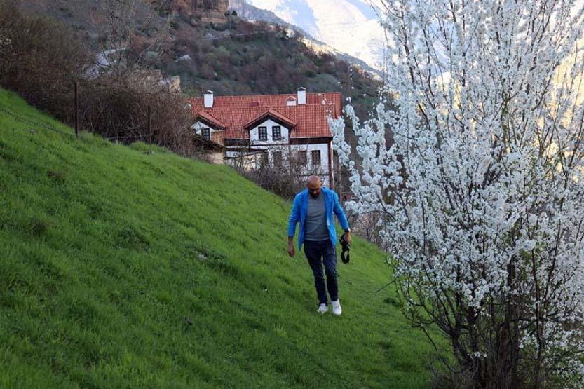 Tarihi mahallede bahar manzarası Gören hayran kalıyor