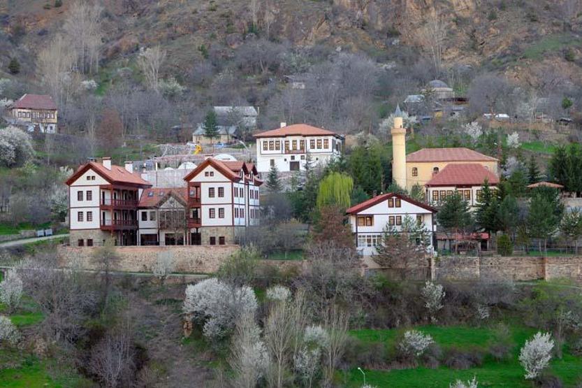 Tarihi mahallede bahar manzarası Gören hayran kalıyor