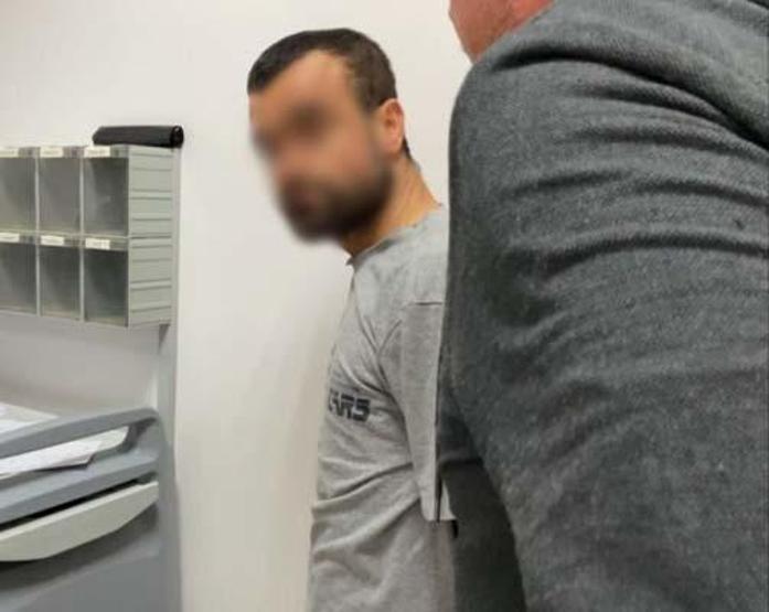 Suçüstü yakalanan azılı hırsız, polis ekibiyle evde mahsur kaldı