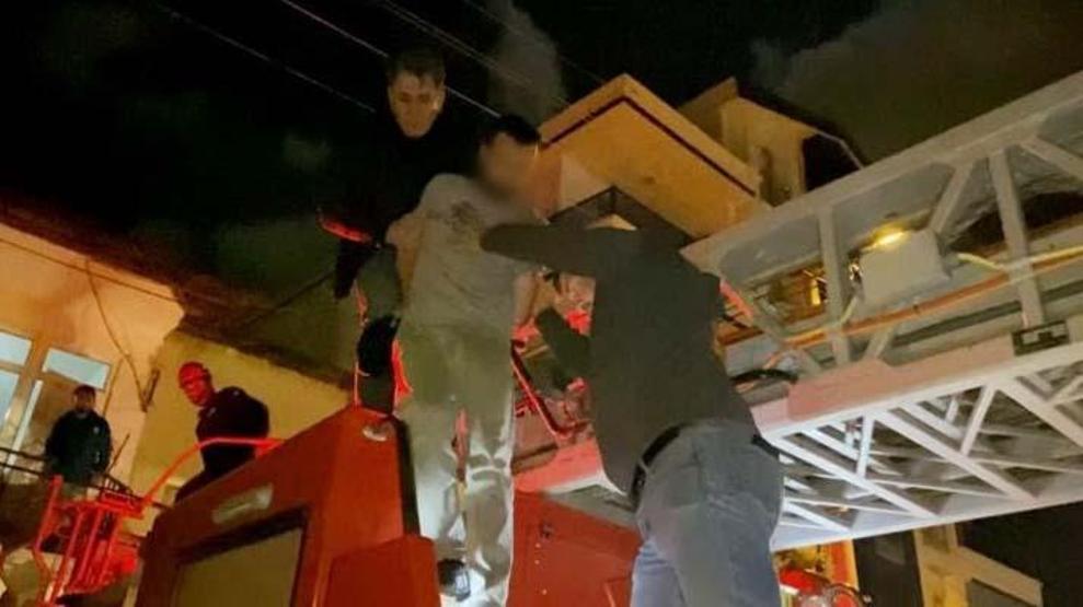 Suçüstü yakalanan azılı hırsız, polis ekibiyle evde mahsur kaldı