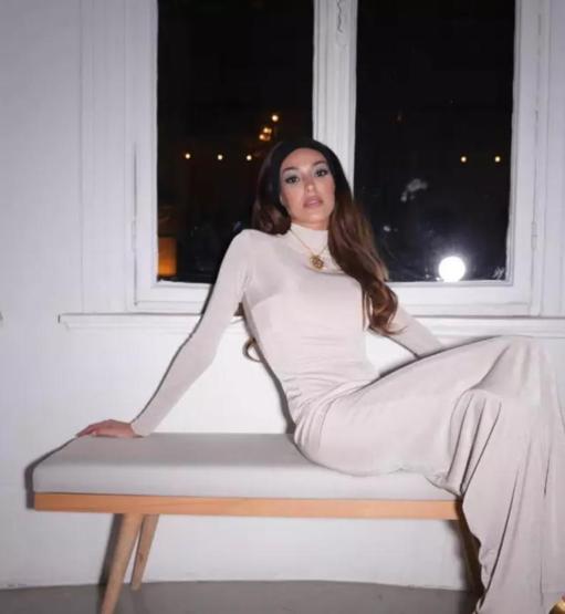 Dilan Çiçek Deniz beyaz elbisesiyle çok beğenildi