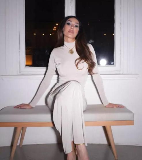 Dilan Çiçek Deniz beyaz elbisesiyle çok beğenildi
