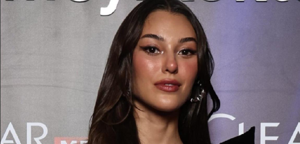 Dilan Çiçek Deniz beyaz elbisesiyle çok beğenildi