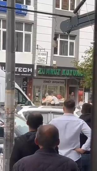 Küçükçekmecede hareketli dakikalar: Silahlar patladı Kuyumcuyu soyanlara linç girişimi...