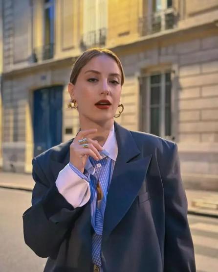 Hazal Kaya takipçilerini geçmişe götürdü