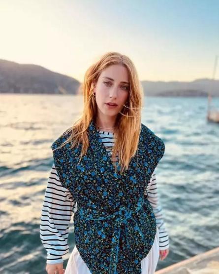 Hazal Kaya takipçilerini geçmişe götürdü