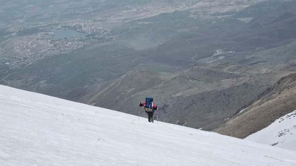 Dağcılardan 3177 rakımlı volkan kraterinde kamp