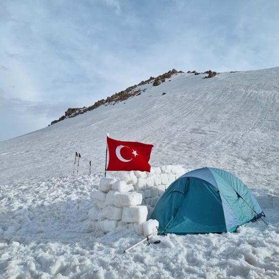 Dağcılardan 3177 rakımlı volkan kraterinde kamp