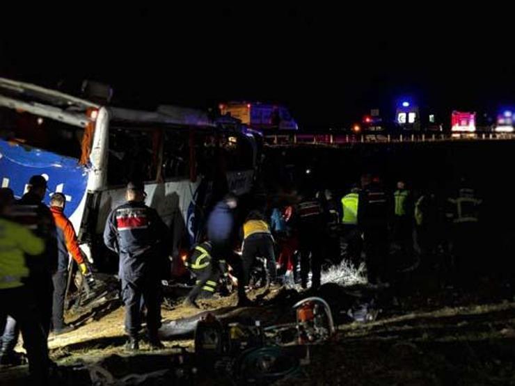 Son dakika... Niğde - Ankara Otoyolunda otobüs şarampole devrildi: 2 ölü, 40 yaralı