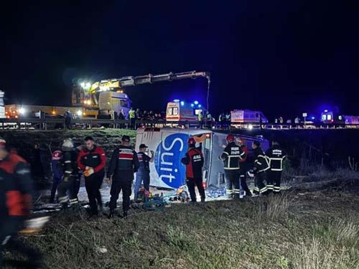 Son dakika... Niğde - Ankara Otoyolunda otobüs şarampole devrildi: 2 ölü, 40 yaralı
