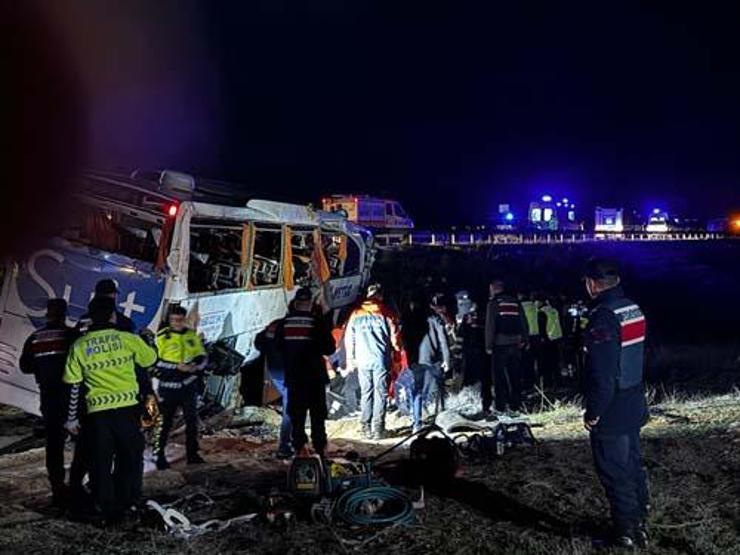 Son dakika... Niğde - Ankara Otoyolunda otobüs şarampole devrildi: 2 ölü, 40 yaralı
