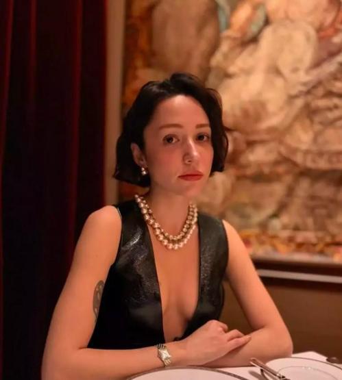 Zeynep Bastık dantel geceliğiyle gündem oldu