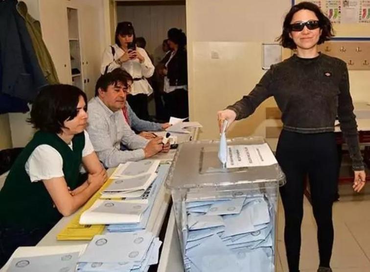 Zeynep Bastık dantel geceliğiyle gündem oldu