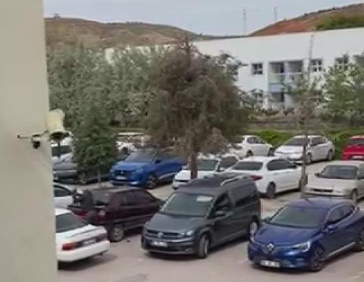 Sopayla, akrabasının otomobilinin camını kırdı