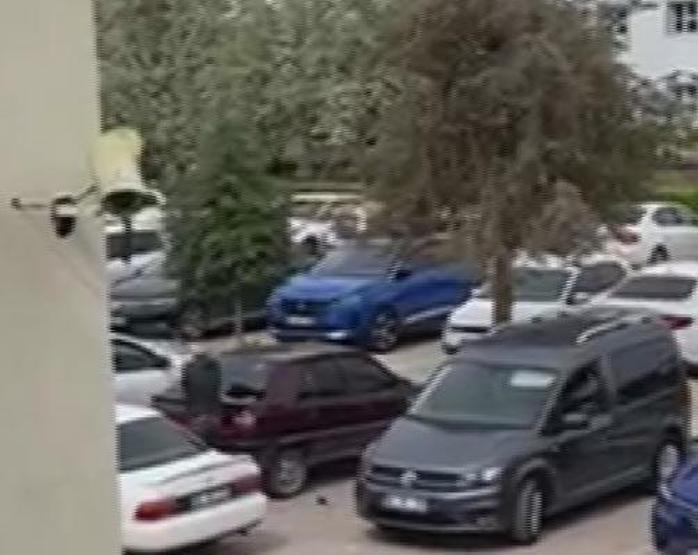 Sopayla, akrabasının otomobilinin camını kırdı