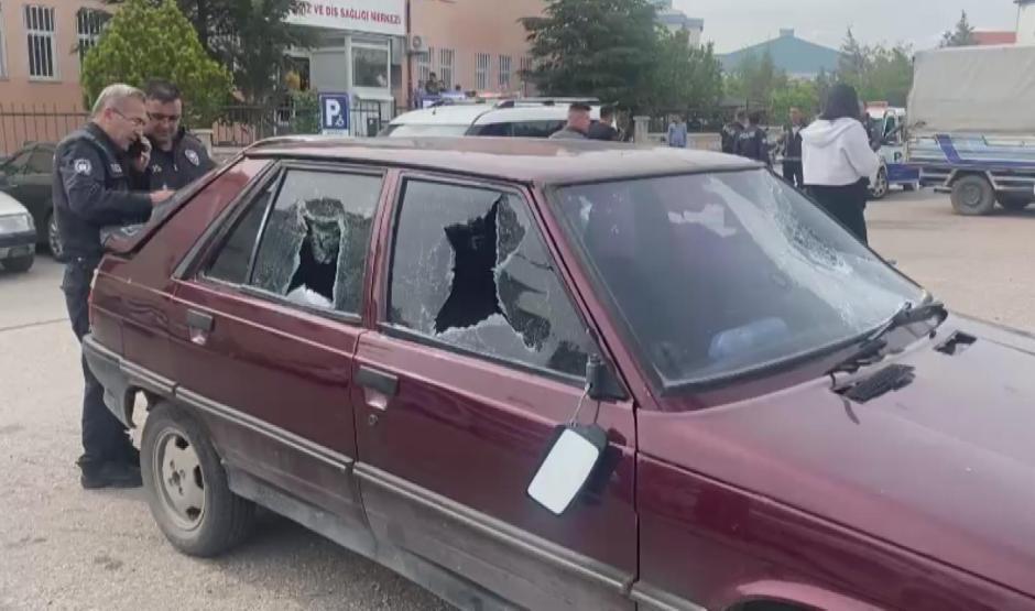 Sopayla, akrabasının otomobilinin camını kırdı
