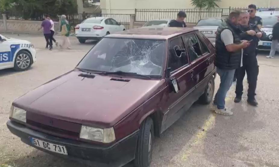Sopayla, akrabasının otomobilinin camını kırdı
