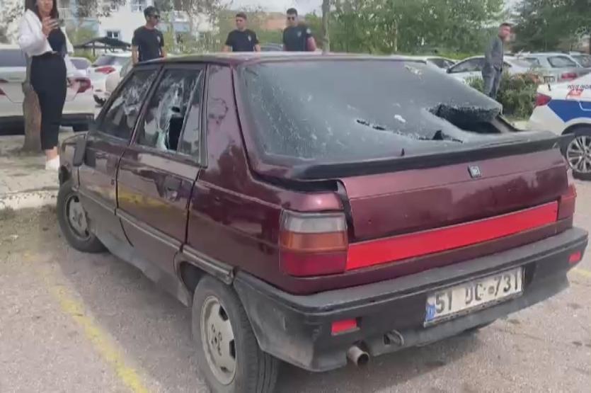 Sopayla, akrabasının otomobilinin camını kırdı