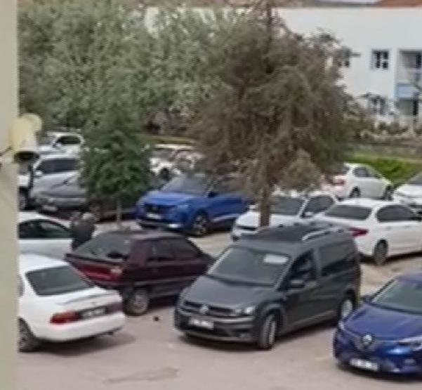 Sopayla, akrabasının otomobilinin camını kırdı