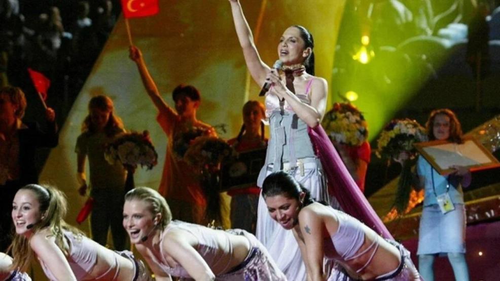 Eurovisionda sahne alan Sertab Erener Everyway That I Can ile 21 yıl sonra tekrar Avrupayı büyüledi