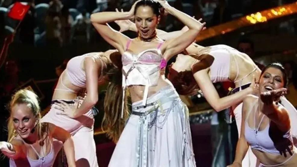 Eurovisionda sahne alan Sertab Erener Everyway That I Can ile 21 yıl sonra tekrar Avrupayı büyüledi