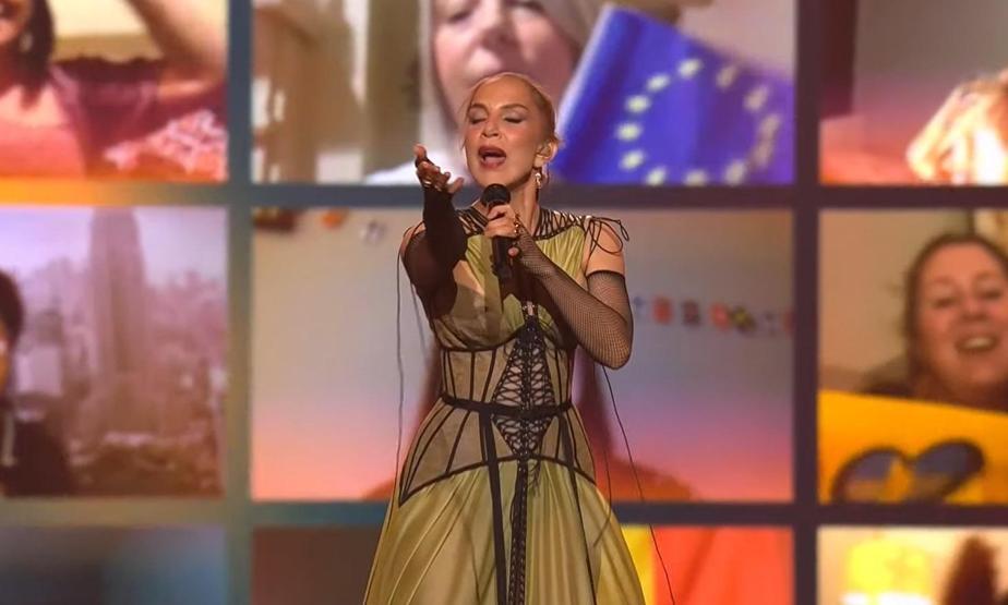 Eurovisionda sahne alan Sertab Erener Everyway That I Can ile 21 yıl sonra tekrar Avrupayı büyüledi