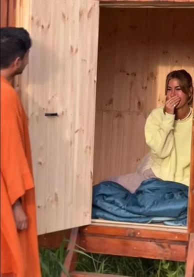 Çağla Şıkel kendini kulübeye kapattı 11 saat boyunca dışarı çıkmadı