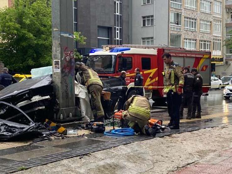 Ankarada feci kaza: Otomobil direğe çarptı 1 ölü, 4 yaralı...