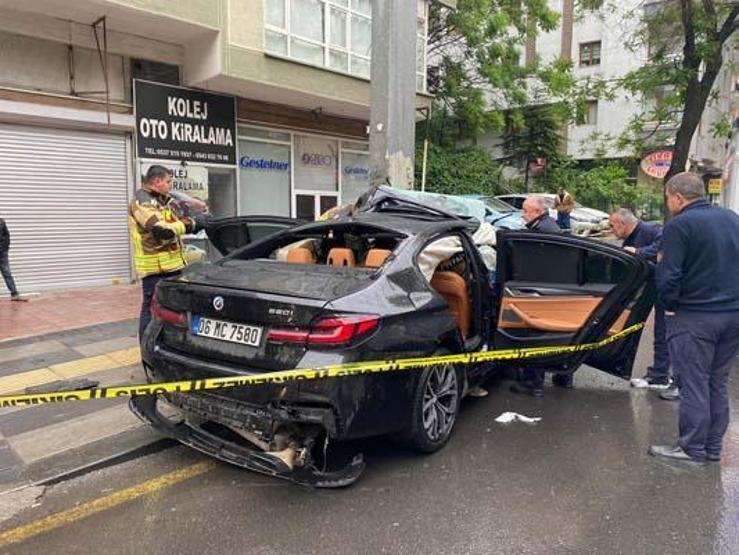 Ankarada feci kaza: Otomobil direğe çarptı 1 ölü, 4 yaralı...